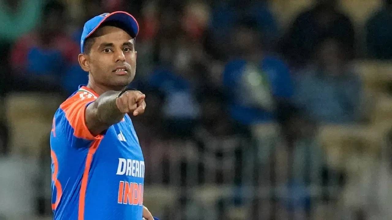 सूर्यकुमार यादवचा फॉर्म खराब होण्याचं कारण अतिरिक्त जबाबदारी तर नाही ना, अशी चर्चा आता क्रीडावर्तुळात रंगली आहे. इंग्लंडविरुद्धच्या 2 सामन्यांत अपयशी ठरलेला सूर्यकुमार यादव पुढच्या 3 सामन्यात पु्न्हा एकदा जुन्या लयात परतेल का, हे पाहणं औत्सुक्याचं ठरेल.