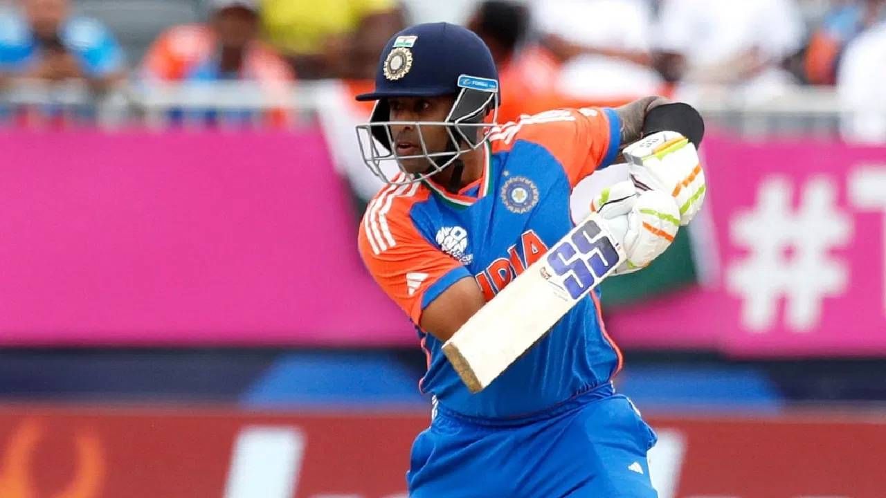 सूर्यकुमार यादवला शेवटच्या 12 डावांत फक्त 242 धावा करता आल्या. 2022 मध्ये 1164 धावा करणाऱ्या सूर्याने 2023 मध्ये 17 डावांमध्ये 773 धावा केल्या होत्या. पण आता 12 डाव खेळूनही सूर्याला 250 आकडा गाठता आलेला नाही. त्यामुळे आश्चर्य व्यक्त होत आहे. 