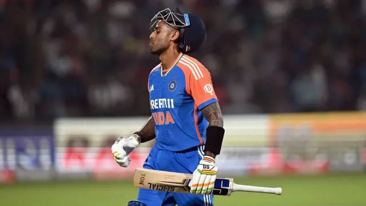 टी20 वर्ल्डकप 2024 स्पर्धेनंतर सूर्यकुमार यादवची कर्णधार म्हणून या फॉर्मेटमध्ये निवड करण्यात आली. यानंतर सूर्यकुमार यादवने 12 सामने खेळले. पण त्याच्या फलंदाजीत तशी काही जादू दिसली नाही. 12 डावात त्याच्या फलंदाजीची सरासरी ही 24.50 आहे. 