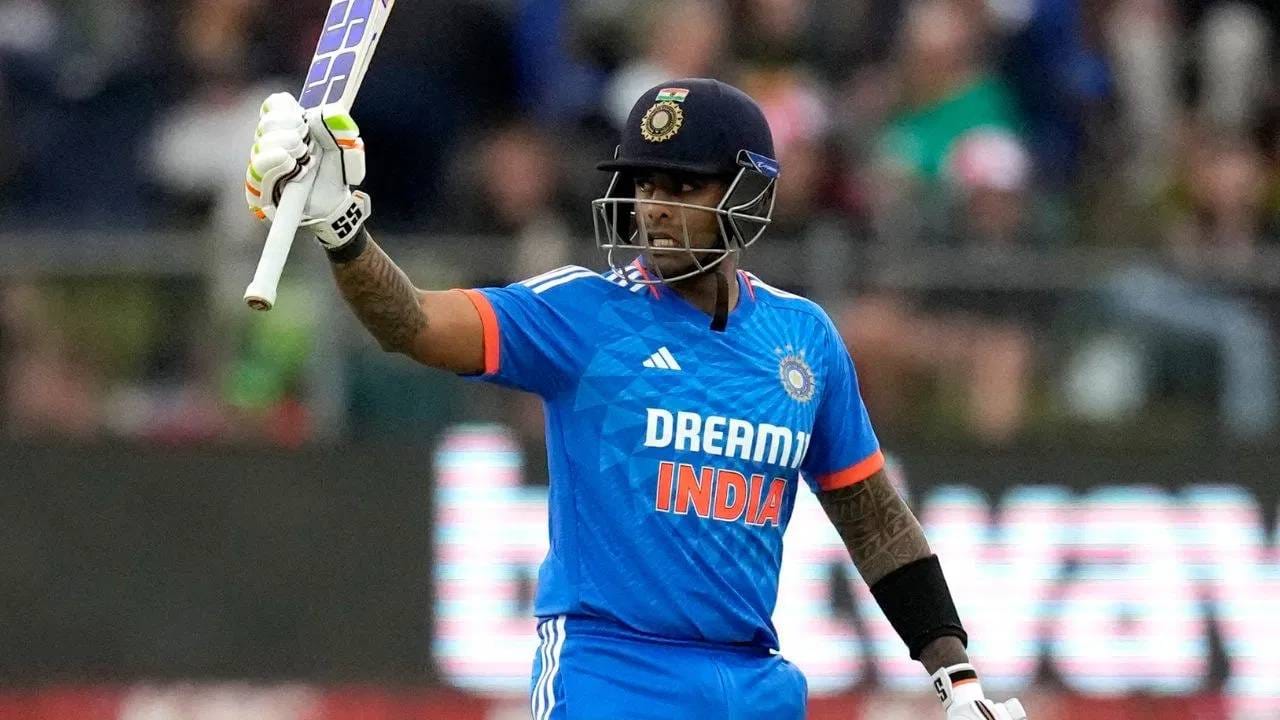 टीम इंडियाचा कर्णधार सूर्यकुमार यादव याने या सामन्यात पाच षटकार मारताच त्याच्या नावावर एक विक्रम नोंदवला जाणार आहे. आंतरराष्ट्रीय टी20 सामन्यात 150 षटकार मारणारा तो चौथा फलंदाज ठरेल. सध्या त्याच्या नावावर सध्या 145 षटकार आहेत. या शर्यतीत इंग्लंडचा कर्णधार जोस बटलर (146) देखील आहे.