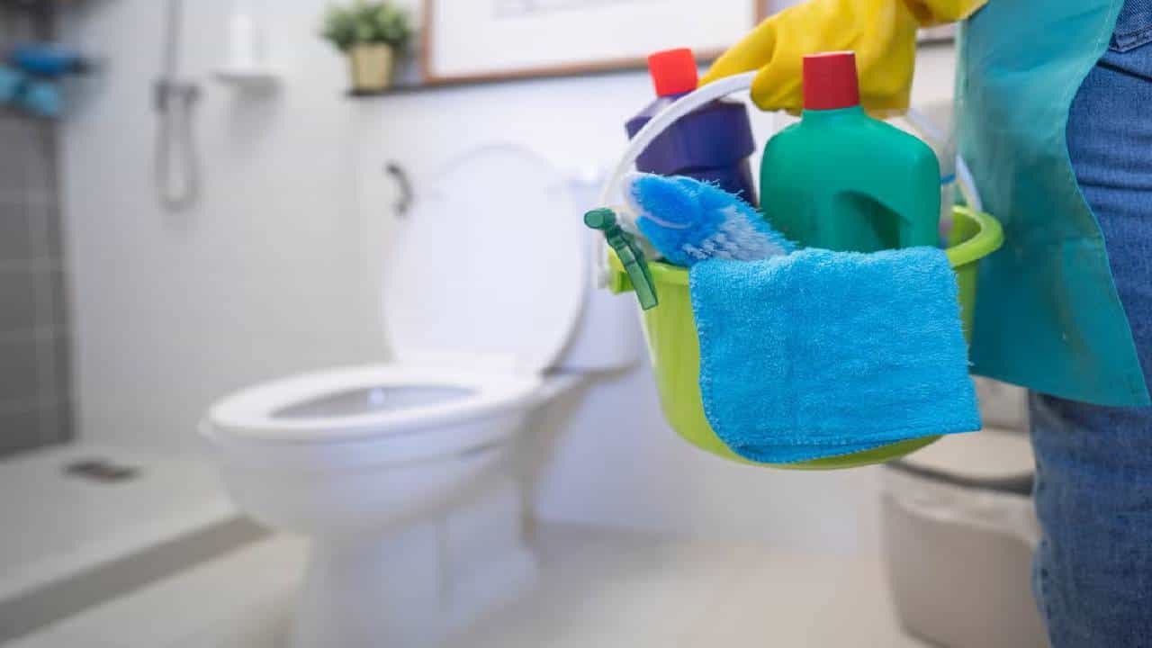 धक्कादायक... शाळेच्या शौचालयात 16 वर्षाच्या विद्यार्थिनीचं टोकाचं पाऊल अन् संपवलं जीवन, असं काय घडलं?