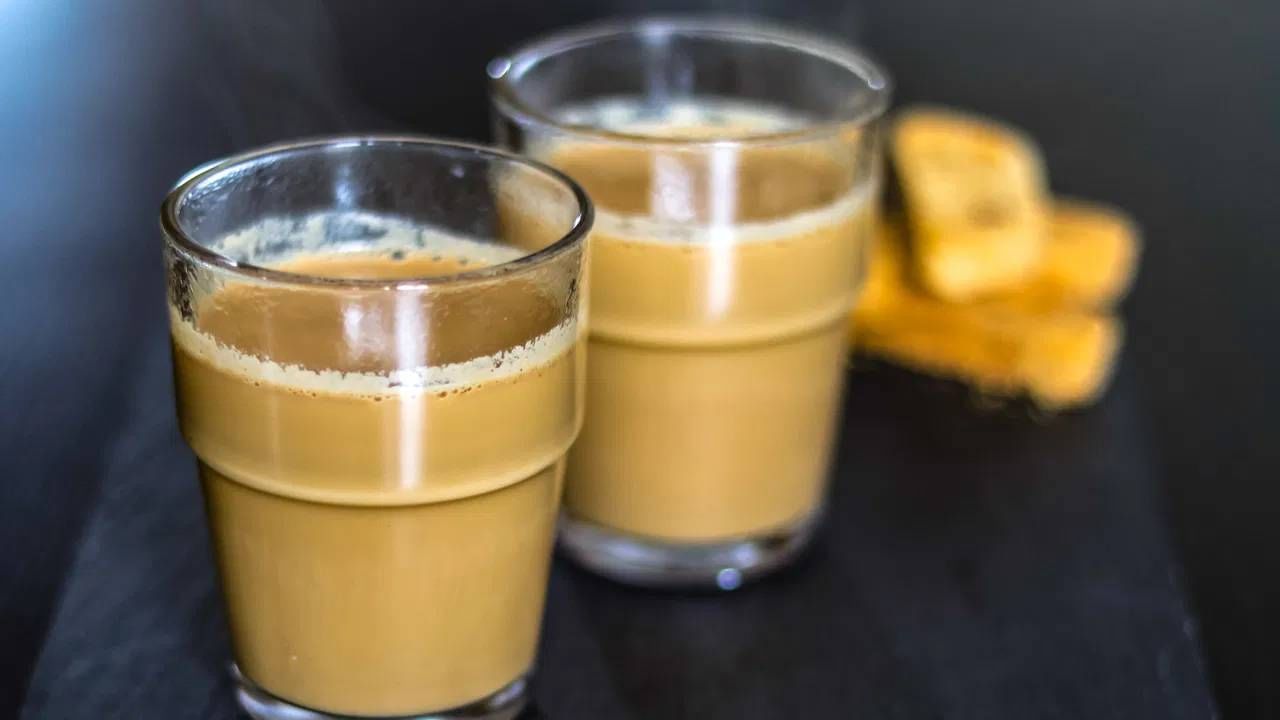 महिनाभर गोड चहा न पिल्याने तुमचे मानसिक आरोग्य सुधारू शकते, असे अनेक शोधनिबंधांमध्ये दिसून आले आहे. त्वचा निरोगी ठेवायची असेल तर गोड चहा न प्यायलेलाच बरा.. कारण गोड चहामुळे त्वचेवर पिंपल्स आणि डाग पडतात.