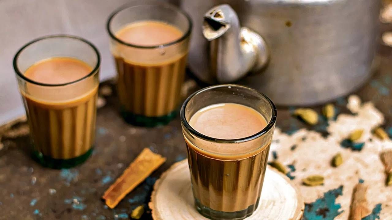 महिनाभर चहा सोडणं खरं तर हे एक मोठं आव्हान आहे. पण आरोग्यासाठी तुम्ही मनाशी दृढ निश्चय करून करू शकता. चहामध्ये साखरेचं प्रमाण अधिक असतं. यामुळे कॅलरीज वाढतात. पण तुम्ही चहा सोडला तर वजन कमी झाल्याचं दिसून येईल. आरोग्य तज्ज्ञांच्या मते, चहामध्ये साखरेचे प्रमाण जास्त असते, ज्यामुळे पचनसंस्थेला हानी पोहोचते. एक महिना गोड चहा पिणं सोडलं तर तुमची पचनक्रिया सुधारते.