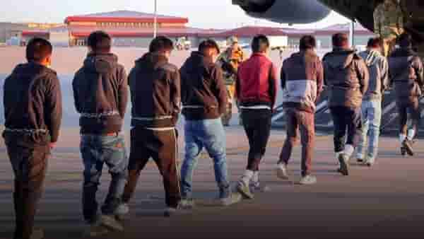 US Illegal Migrants : अमेरिकेने कागदपत्रांशिवाय बेकायदरित्या राहणाऱ्या लोकांना विमानात भरलं आणि...