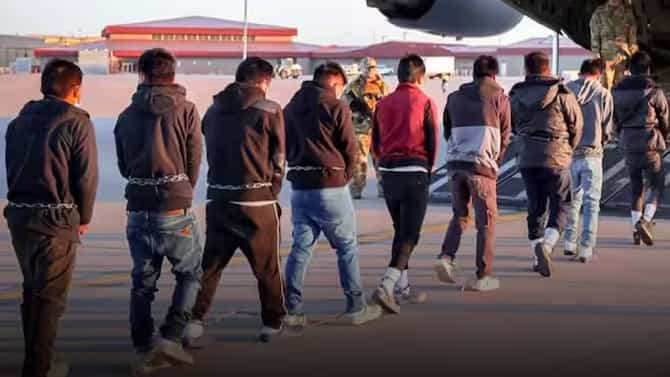 US Illegal Migrants : अमेरिकेने कागदपत्रांशिवाय बेकायदरित्या राहणाऱ्या लोकांना विमानात भरलं आणि...