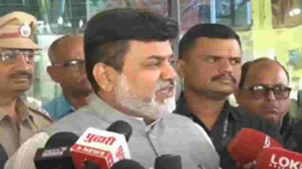 Uday Samant Video : भाजपात येण्यासाठी काँग्रेसचा बडा नेता देवेंद्र फडणवीसांना भेटला? प्रत्युत्तर देत उदय सामंतांचा मोठा दावा Uday Samant Video : भाजपात येण्यासाठी काँग्रेसचा बडा नेता देवेंद्र फडणवीसांना भेटला? प्रत्युत्तर देत उदय सामंतांचा मोठा दावा