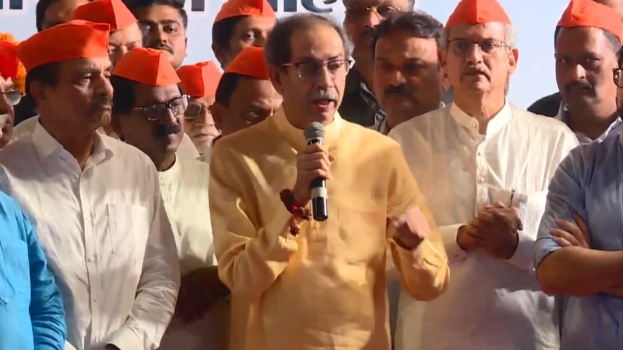 संविधानाचा अपमान करणाऱ्यांना जागा दाखवणार, उद्धव ठाकरे कडाडले संविधानाचा अपमान करणाऱ्यांना जागा दाखवणार, उद्धव ठाकरे कडाडले