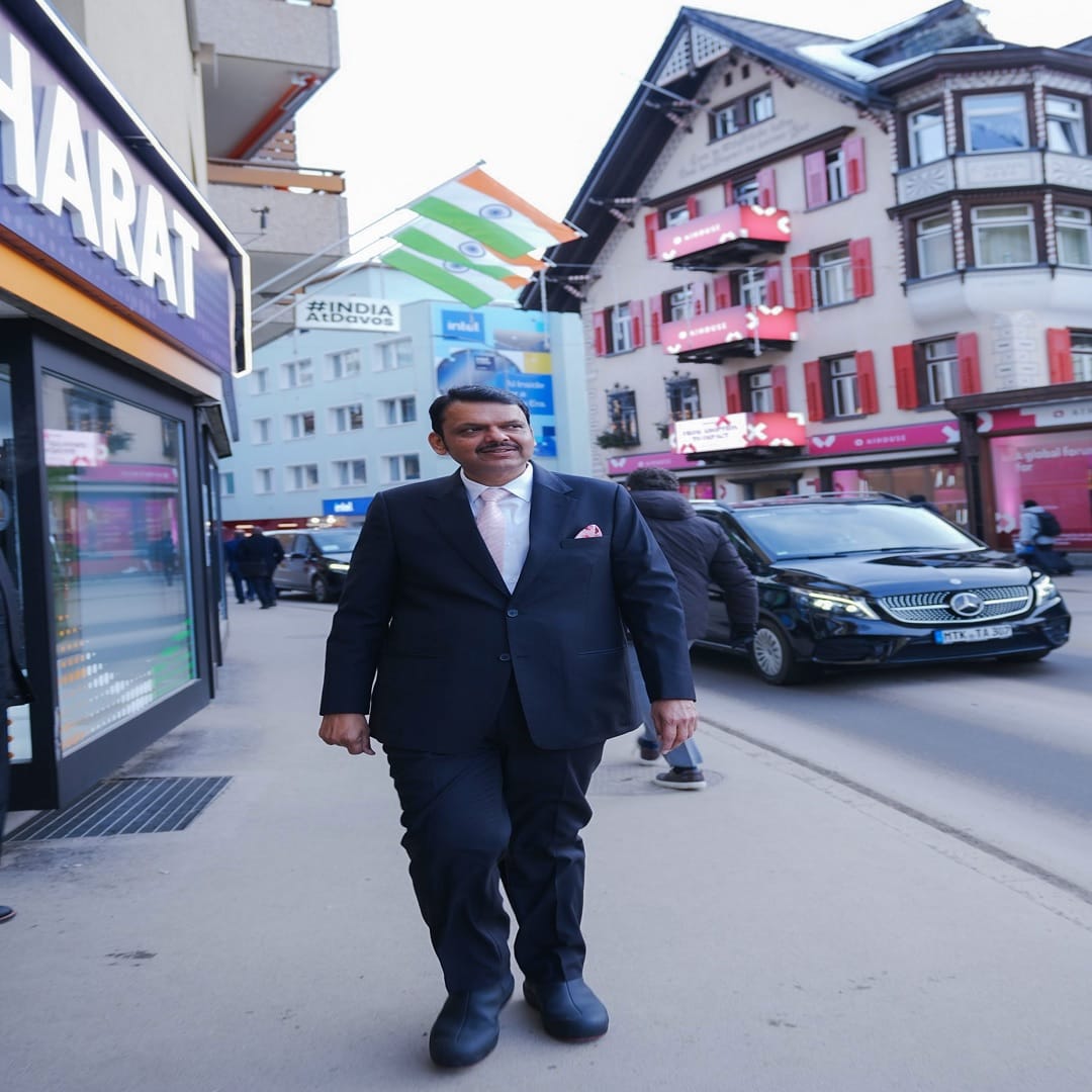 महाराष्ट्राचे मुख्यमंत्री देवेंद्र फडणवीस सध्या स्वित्झर्लंडच्या दावोस दौऱ्यावर आहे. देवेंद्र फडणवीस हे सध्या स्वित्झर्लंडमधील दावोसमध्ये वर्ल्ड इकॉनॉमिक फोरममध्ये सहभागी झाले आहेत. मात्र या दौऱ्यावर फडणवीसांचा स्टायलिश लूक सोशल मीडियावर चर्चेचा विषय बनला आहे. 