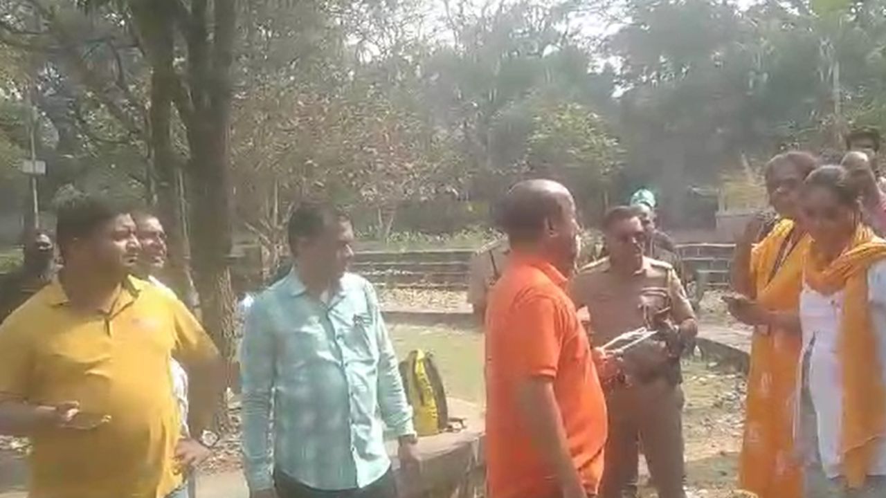 कोल्हापुरातल्या गार्डनमध्ये अचानक वाढली टक्कलग्रस्तांची गर्दी, समोरचं दृष्य पाहाताच अधिकारी हादरले! कोल्हापुरातल्या गार्डनमध्ये अचानक वाढली टक्कलग्रस्तांची गर्दी, समोरचं दृष्य पाहाताच अधिकारी हादरले!
