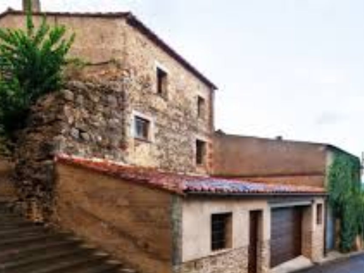 50 वर्षांपासून घर होतं बंद; वाड्याचं नाव जरी काढलं तरी लोकांना फुटायचा घाम, तरुण भीती-भीत आत गेला अन् नशीबच फळफळलं 50 वर्षांपासून घर होतं बंद; वाड्याचं नाव जरी काढलं तरी लोकांना फुटायचा घाम, तरुण भीती-भीत आत गेला अन् नशीबच फळफळलं