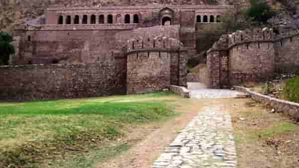 त्या रात्री नेमकं काय घडलं? महालामधून अचानक 250 लोक एकाएकी गायब झाले, 300 वर्षांनंतर कॅमेऱ्यात कैद झाला भयानक व्हिडीओ