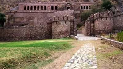 त्या रात्री नेमकं काय घडलं? महालामधून अचानक 250 लोक एकाएकी गायब झाले, 300 वर्षांनंतर कॅमेऱ्यात कैद झाला भयानक व्हिडीओ