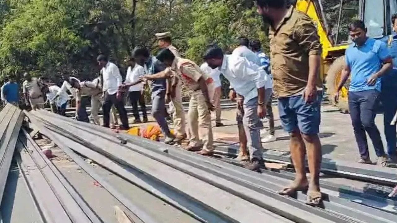 भीषण अपघात, दारूच्या नशेत ट्रक चालकानं घेतला 7 जणांचा बळी; 6 गंभीर जखमी, मृतांचा आकडा वाढण्याची भीती भीषण अपघात, दारूच्या नशेत ट्रक चालकानं घेतला 7 जणांचा बळी; 6 गंभीर जखमी, मृतांचा आकडा वाढण्याची भीती