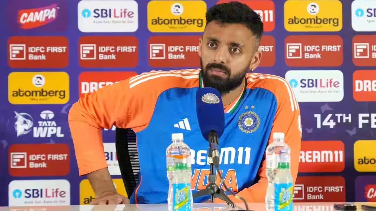 IND vs ENG : मी तक्रार करत.., 5 विकेट्स घेतल्यानंतरही पराभूत झाल्याने वरुणने बोलून दाखवलं IND vs ENG : मी तक्रार करत.., 5 विकेट्स घेतल्यानंतरही पराभूत झाल्याने वरुणने बोलून दाखवलं