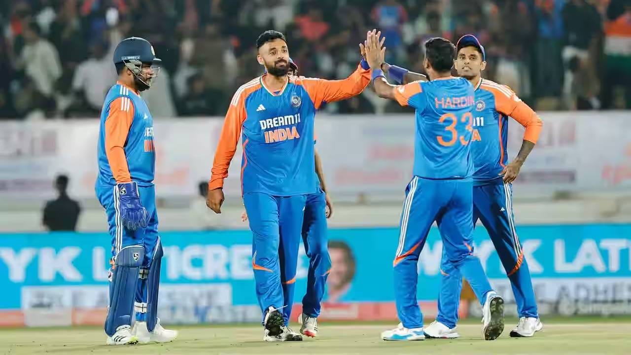 आयसीसीने जाहीर केलेल्या टी20 क्रिकेटच्या नव्या क्रमवारीत वरुण चक्रवर्तीने टॉप 5 मध्ये एन्ट्री मारली आहे. वरुण चक्रवर्ती 679 गुणांसह पाचव्या स्थानावर आहे. यावेळी त्याने जोफ्रा आर्चर, महीश थीक्षाणा, राशीद खान, अर्शदीप सिंग, रवि बिश्नोई, अक्षर पटेल या दिग्गज गोलंदाजांना मागे टाकले.