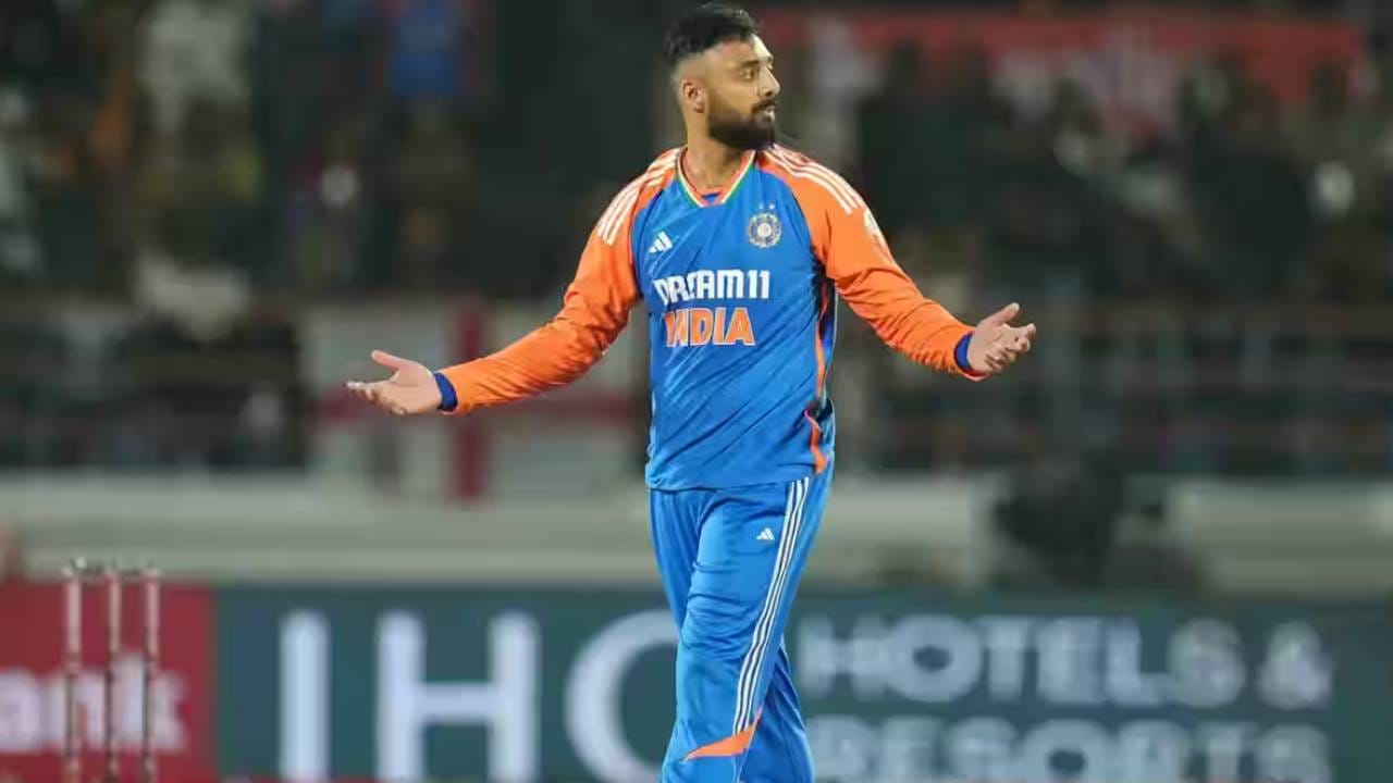 वरुण चक्रवर्तीने टीम इंडियात कमबॅक केल्यापासून जबरदस्त कामगिरी केली आहे. वरुण चक्रवर्तीने आपल्या गोलंदाजीची धार दाखवून दिली आहे. इंग्लंडविरुद्धच्या मालिकेतही त्याच्या गोलंदाजीची जादू सुरुच आहे.