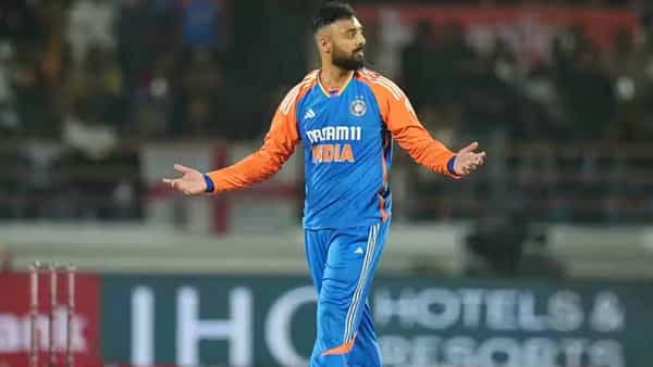 वरुण चक्रवर्तीने टीम इंडियात कमबॅक केल्यापासून जबरदस्त कामगिरी केली आहे. वरुण चक्रवर्तीने आपल्या गोलंदाजीची धार दाखवून दिली आहे. इंग्लंडविरुद्धच्या मालिकेतही त्याच्या गोलंदाजीची जादू सुरुच आहे.
