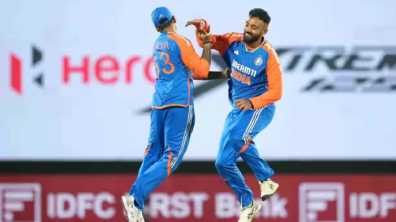 टी20 फॉर्मेटमध्ये इंग्लंडचा आदिल राशीद पहिल्या स्थानावर विराजमान आहे. त्याचे 718 गुण आहेत. तर 707 गुणांसह वेस्ट इंडिजचा अकील हुसैन दुसऱ्या स्थानावर, 698 गुणांसह श्रीलंकेचा वानिंदु हसारंगा तिसऱ्या, 694 गुणांसह एडम झम्पा चौथ्या स्थानावर आहे.