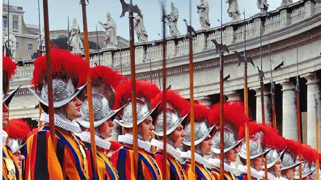 Swiss Guard Salary : जगातील सर्वात छोटा देश व्हॅटिकन सिटी आहे. इटलीची राजधानी रोम शहरात आहे. हे रोमन कॅथलिक चर्च आहे. तिथे सर्वोच्च धर्मगुरू पोप राहतात. व्हॅटिकन सिटी अत्यंत आकर्षक, सुंदर आहे. 