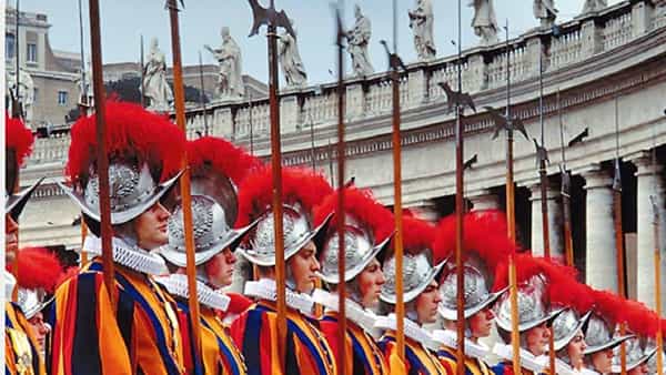 Swiss Guard Salary : जगातील सर्वात छोटा देश व्हॅटिकन सिटी आहे. इटलीची राजधानी रोम शहरात आहे. हे रोमन कॅथलिक चर्च आहे. तिथे सर्वोच्च धर्मगुरू पोप राहतात. व्हॅटिकन सिटी अत्यंत आकर्षक, सुंदर आहे.