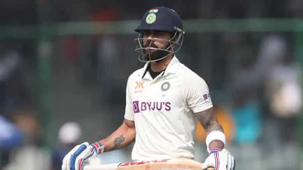 चॅम्पियन्स ट्रॉफी 2025 च्या आधी विराट कोहलीबाबत एक महत्त्वाची बातमी समोर आली आहे. टीम इंडिया पुढील महिन्यात चॅम्पियन्स ट्रॉफी खेळणार आहे. टीम इंडिया 20 फेब्रुवारीला बांगलादेशविरुद्ध आपल्या मोहिमेला सुरुवात करेल. पण स्पर्धेला एका महिन्याचा अवधी शिल्लक असताना विराट कोहलीबाबत धक्कादायक बातमी समरो आली आहे.