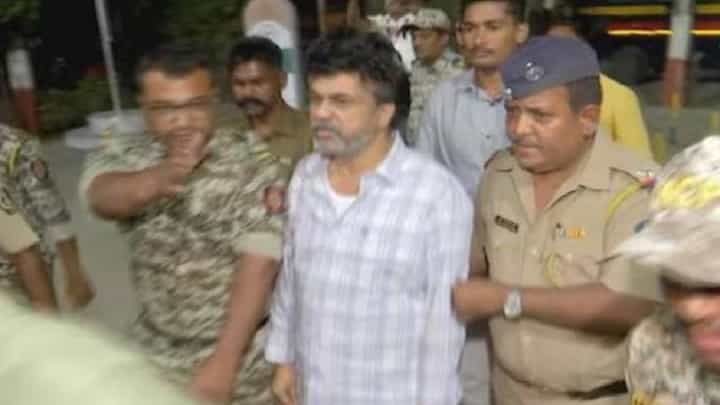 Santosh Deshmukh Case : वाल्मिक कराड आणि सुदर्शन घुलेला तुरुंगात बेदम मारहाण? बीडच्या तुरूंगात कोणी घातला राडा? Santosh Deshmukh Case : वाल्मिक कराड आणि सुदर्शन घुलेला तुरुंगात बेदम मारहाण? बीडच्या तुरूंगात कोणी घातला राडा?