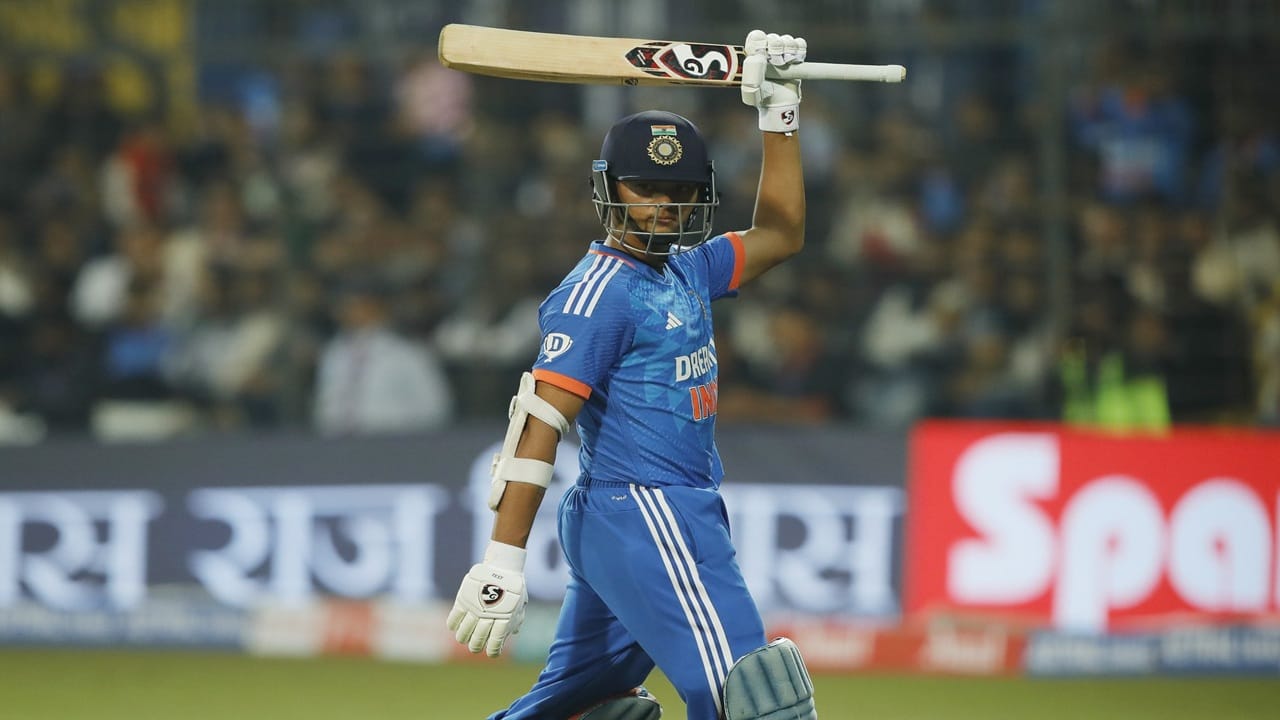 टीम इंडियाचा युवा सलामीवीर याची एकदिवसीय संघात निवड होण्याची ही पहिलीच वेळ ठरली आहे. त्यामुळे यशस्वीला प्लेइंग ईलेव्हनमध्ये संधी मिळाल्यास त्याचं एकदिवसीय पदार्पण ठरेल.  (Photo Credit : Yashasvi Jaiswal X Account)