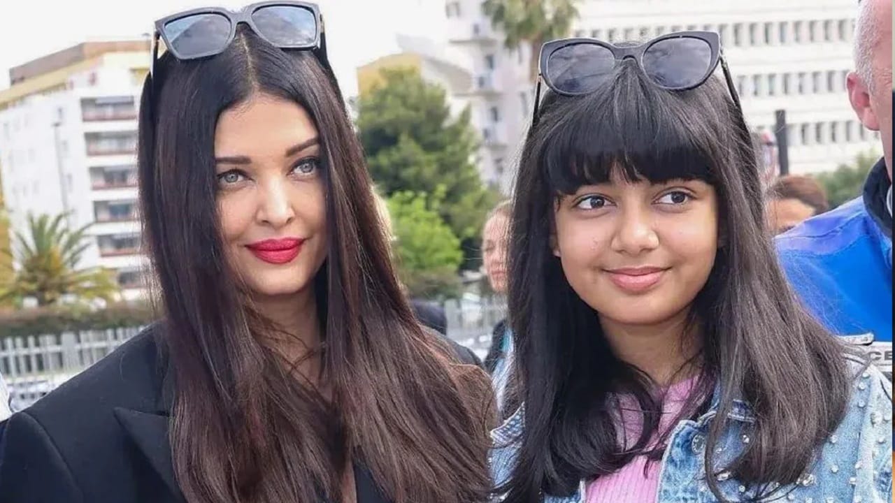 ऐश्वर्याची लेक आराध्याचं नाव संस्कृत भाषेतील शब्दातून घेण्यात आलं आहे. आराध्या शब्दाचा अर्थ म्हणजे ज्याची पूजा केली जाते. 