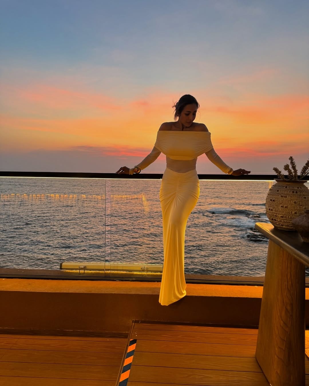 आता अभिनेत्री नव्या फोटोशूटमुळे चर्चेत आली आहे. चाहत्यांना देखील अभिनेत्रीच्या अदा प्रचंड आवडल्या आहेत. वयाच्या 57 व्या वर्षी देखील मलायका चाहत्यांना फॅशन गोल्स देत असते. 