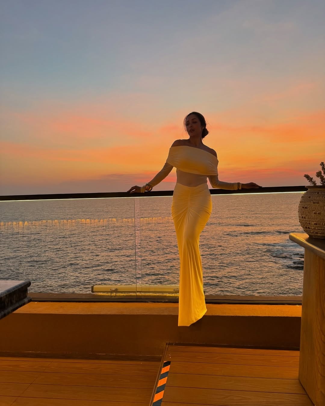 सोशल मीडियावर अभिनेत्री हटके अंदाजात स्वतःचे फोटो पोस्ट केले आहेत. सध्या ज्या अभिनेत्रीचे फोटो सोशल मीडियावर व्हायरल होत आहेत, ती अभिनेत्री दुसरी तिसरी कोणी नसून अभिनेत्री मलायका अरोरा आहे.