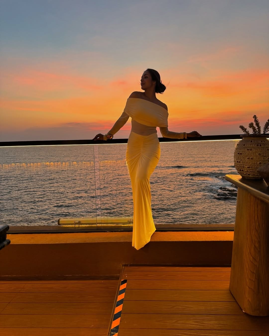 मलायका अरोरा हिने सी-फेसिंग रूमच्या बाल्कनीतून काही फोटो पोस्ट केले आहेत. चाहत्यांना देखील अभिनेत्रीचे फोटो आवडले आहेत. 