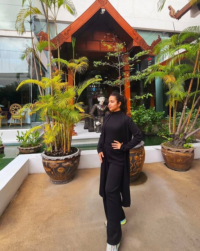 वेगवेगळ्या लूकमध्ये अभिनेत्री फोटो पोस्ट केले आहेत. सोशल मीडियावर अविराचे फोटो तुफान व्हायरल होत आहेत. चाहत्यांना देखील अभिनेत्रीचे फोटो आवडले आहेत. 