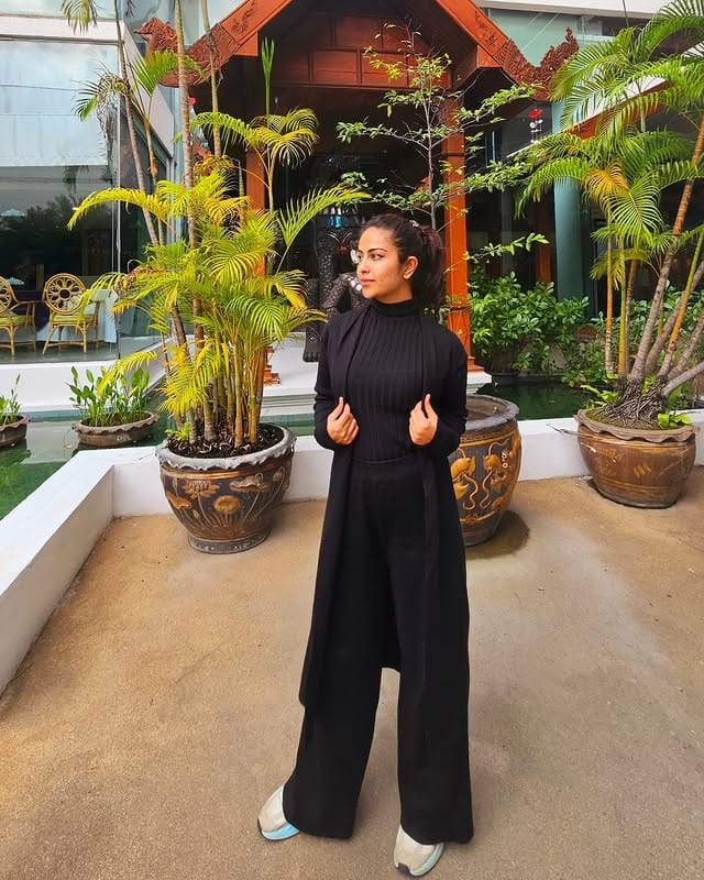 सोशल मीडियावर तिचे फोटो कायम व्हायरल होत असतात. अविका कायम चाहत्यांना फॅशन गोल्स देत असते. सोशल मीडियावर देखील अविका कायम सक्रिय असते.