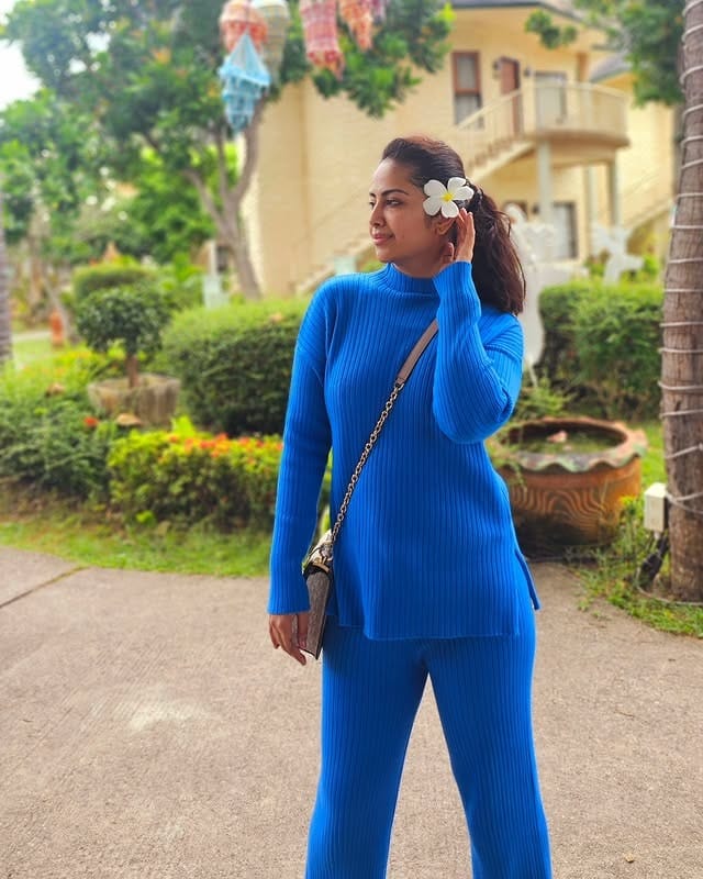 सोशल मीडियावर अविका कायम सक्रिय असते. सोशल मीडियावर तिच्या चाहत्यांची संख्या देखील फार मोठी आहे. चाहत्यांच्या संपर्कात राहण्यासाठी अभिनेत्री स्वतःचे फोटो आणि व्हिडीओ सोशल मीडियावर पोस्ट करत असते.