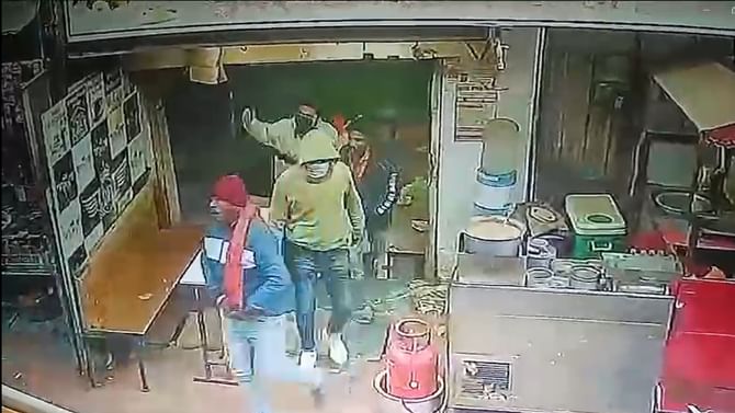 VIDEO : भुसावळमधल्या हादरवणाऱ्या घटनेचा CCTV फुटेज समोर