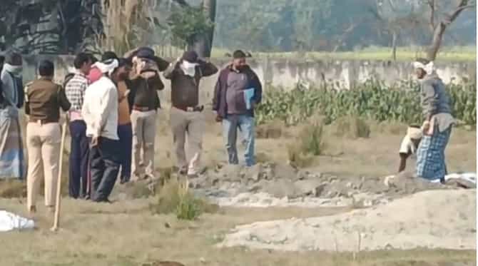 पोलीस अचानक स्मशानभूमीत पोहोचली, कबर खोदली अन्...सहा दिवसांपूर्वी काय घडलं?