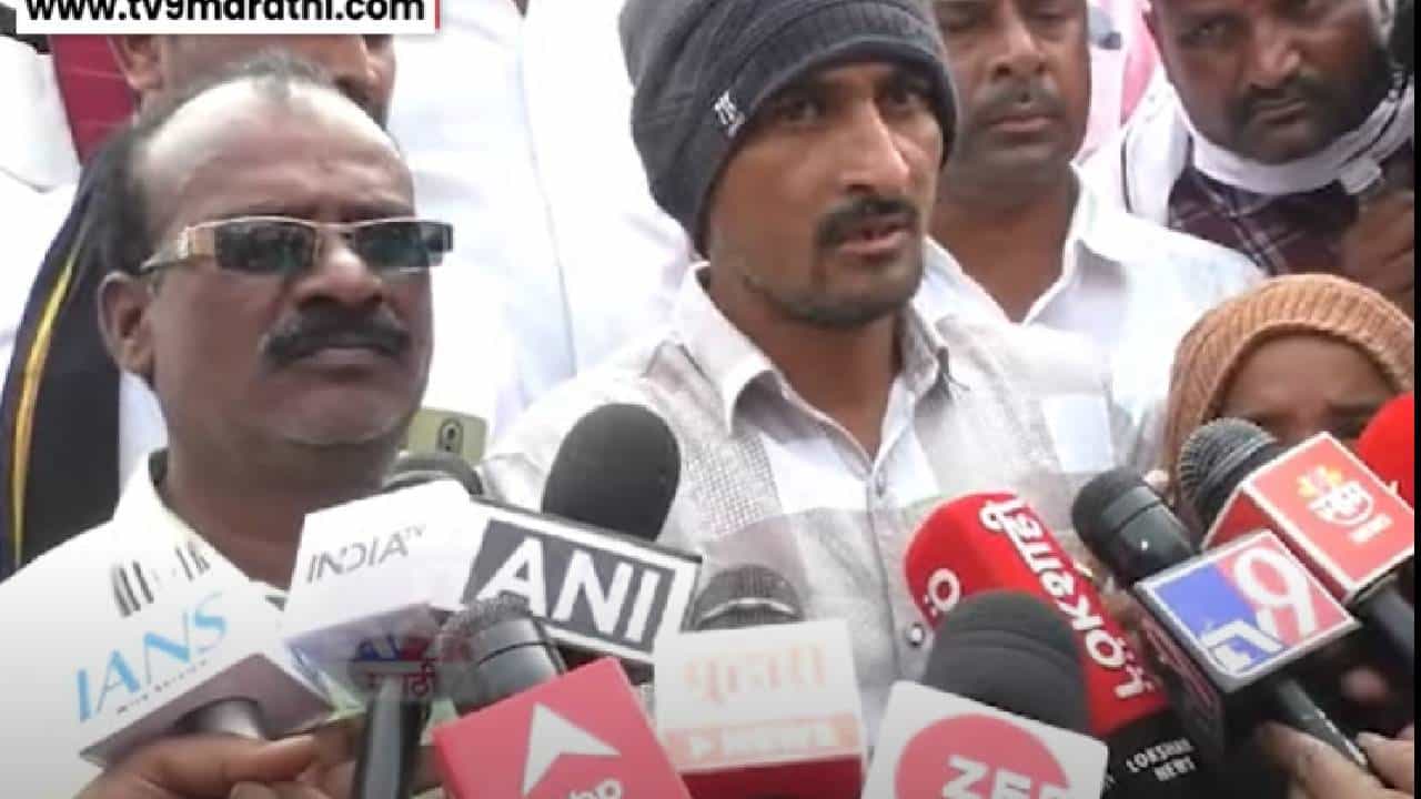 Santosh Deshmukh Murder : आरोपींवर खुनाचा गुन्हा दाखल होत नाही तोपर्यंत... संतोष देशमुखांचे भाऊ काय म्हणाले ? Santosh Deshmukh Murder : आरोपींवर खुनाचा गुन्हा दाखल होत नाही तोपर्यंत... संतोष देशमुखांचे भाऊ काय म्हणाले ?