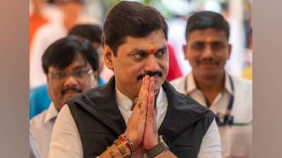 बीडचं पालकत्व गेलं, धनंजय मुंडे यांची पहिली प्रतिक्रिया काय?; म्हणाले, मीच दादांना...