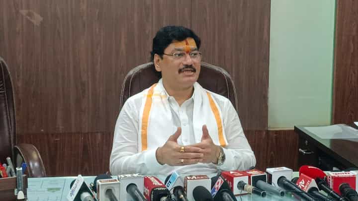 Dhananjay Munde : धनंजय मुडेंनी राजीनामा दिला? राजीनाम्याच्या प्रश्नावर स्पष्टच म्हणाले, 'योग्य वेळी...' Dhananjay Munde : धनंजय मुडेंनी राजीनामा दिला? राजीनाम्याच्या प्रश्नावर स्पष्टच म्हणाले, 'योग्य वेळी...'