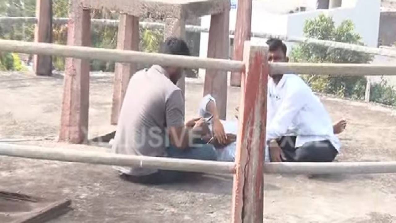 धनंजय देशमुख हे पाण्याच्या टाकीवर चढून आंदोलन करताना त्यांची प्रकृती खालावली. त्यामुळे त्यांच्यासोबत असलेल्या दोन सहकाऱ्यांनी त्यांना तिथे झोपवलं. कोणी आपल्यापर्यंत पोहोचू नये यासाठी दुसऱ्या मजल्यावरुन वर येणारी शिडीच त्यांनी हटवली.  "माझ्या कुटुंबाला जोपर्यंत न्याय मिळत नाही, तोपर्यंत मी आंदोलन करणार, असं धनंजय देशमुखांनी ‘टीव्ही 9 मराठी’शी बोलताना सांगितलं. 