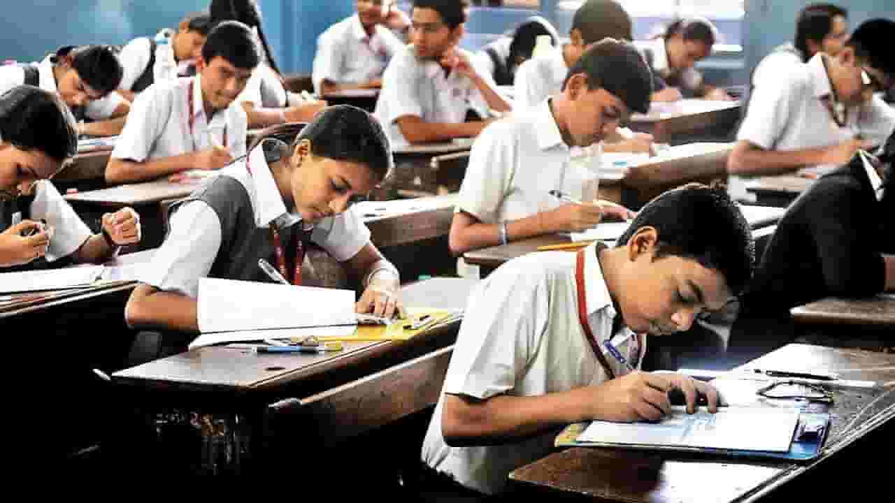 SSC Board Exam 2025 : कॉपीमुक्त अभियानाचा पहिल्याच दिवशी फज्जा, दहावीचा पहिलाच पेपर फुटला अन्...
