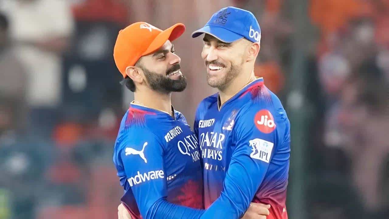दक्षिण अफ्रिका टी20 लीगच्या 22 व्या सामन्यात फाफ डुप्लेसिसने एका खास विक्रमाची नोंद केली. यासह त्याने विराट कोहलीला मागे टाकलं आहे. सनरायझर्स इस्टर्न केप विरुद्धच्या सामन्यात जॉबर्ग सुपर किंग्जकडून खेळताना टी20 क्रिकेटमध्ये 400 सामने खेळणाऱ्या खेळाडूंच्या यादीत सहभागी झाला आहे.
