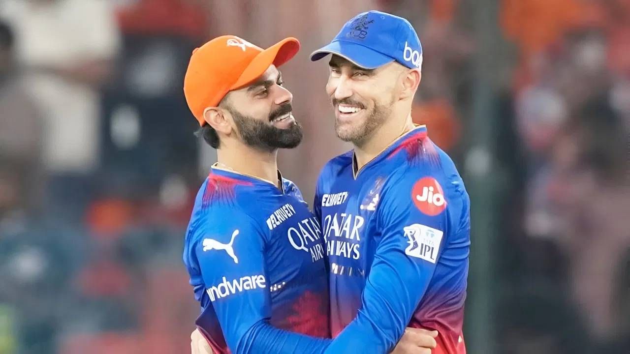 दक्षिण अफ्रिका टी20 लीगच्या 22 व्या सामन्यात फाफ डुप्लेसिसने एका खास विक्रमाची नोंद केली. यासह त्याने विराट कोहलीला मागे टाकलं आहे. सनरायझर्स इस्टर्न केप विरुद्धच्या सामन्यात जॉबर्ग सुपर किंग्जकडून खेळताना टी20 क्रिकेटमध्ये 400 सामने खेळणाऱ्या खेळाडूंच्या यादीत सहभागी झाला आहे.