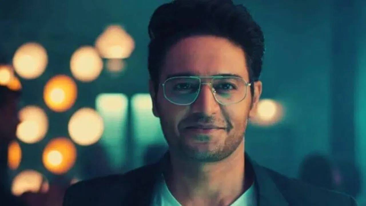 गौरव खन्ना - अनुपमा फेम गौरव खन्नाही या शोमध्ये सेलिब्रिटी शेफ बनून आला आहे. या शोमध्ये सहभागी येण्यााठी त्याल दर आठवड्याला 2.5 लाख रुपये मिळतात. 