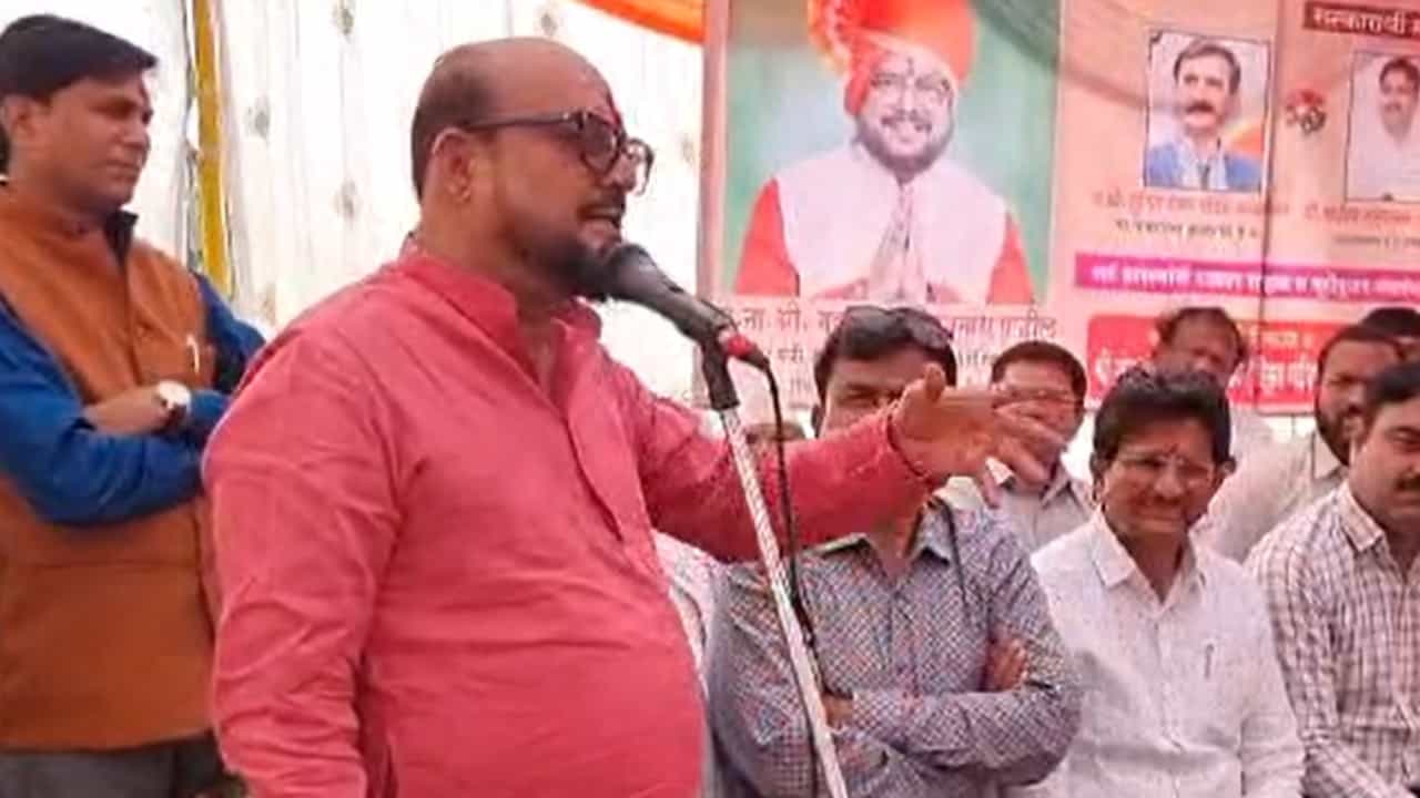 Gulabrao Patil Video : शिंदेंचे मंत्री जाहीरपणे म्हणाले, 'गुलाबराव पाटील गद्दार... पण जनतेनं ओके काम केलं'
