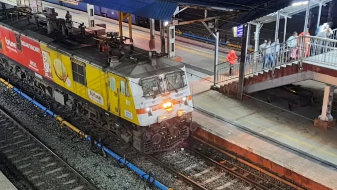 ट्रेनमधून प्रवास करताना मृत्यू झाला तर रेल्वे प्रशासन किती देते भरपाई? नियम काय ट्रेनमधून प्रवास करताना मृत्यू झाला तर रेल्वे प्रशासन किती देते भरपाई? नियम काय