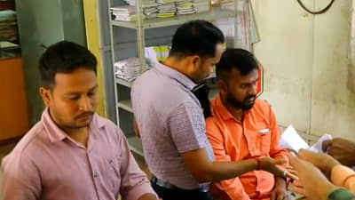 जळगाव महापालिकेत धक्कादायक प्रकार, कर्मचारी महिलेच्या ऐवजी तिचा पती करतोय काम