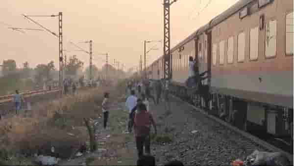 Jalgaon Train Accident : जळगावमध्ये मोठी दुर्घटना, आगीच्या भीतीने प्रवाशांनी पुष्पक एक्सप्रेसमधून मारल्या उड्या; ११ जण ठार