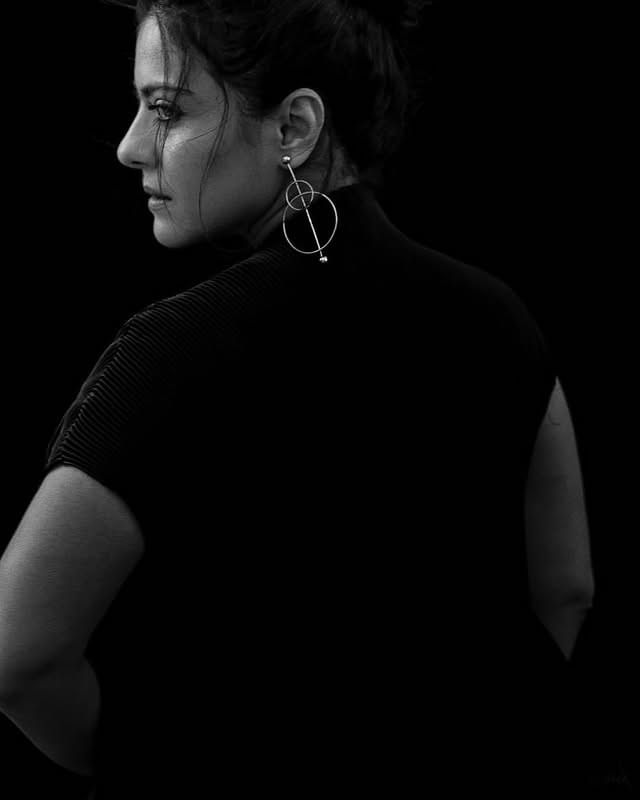 अभिनेत्री काजोल हिला आज कोणत्याच ओळखीची गरज नाही. अनेक सिनेमांमध्ये दमदार भूमिका साकारत काजोलने चाहत्यांचं मनोरंजन केलं.