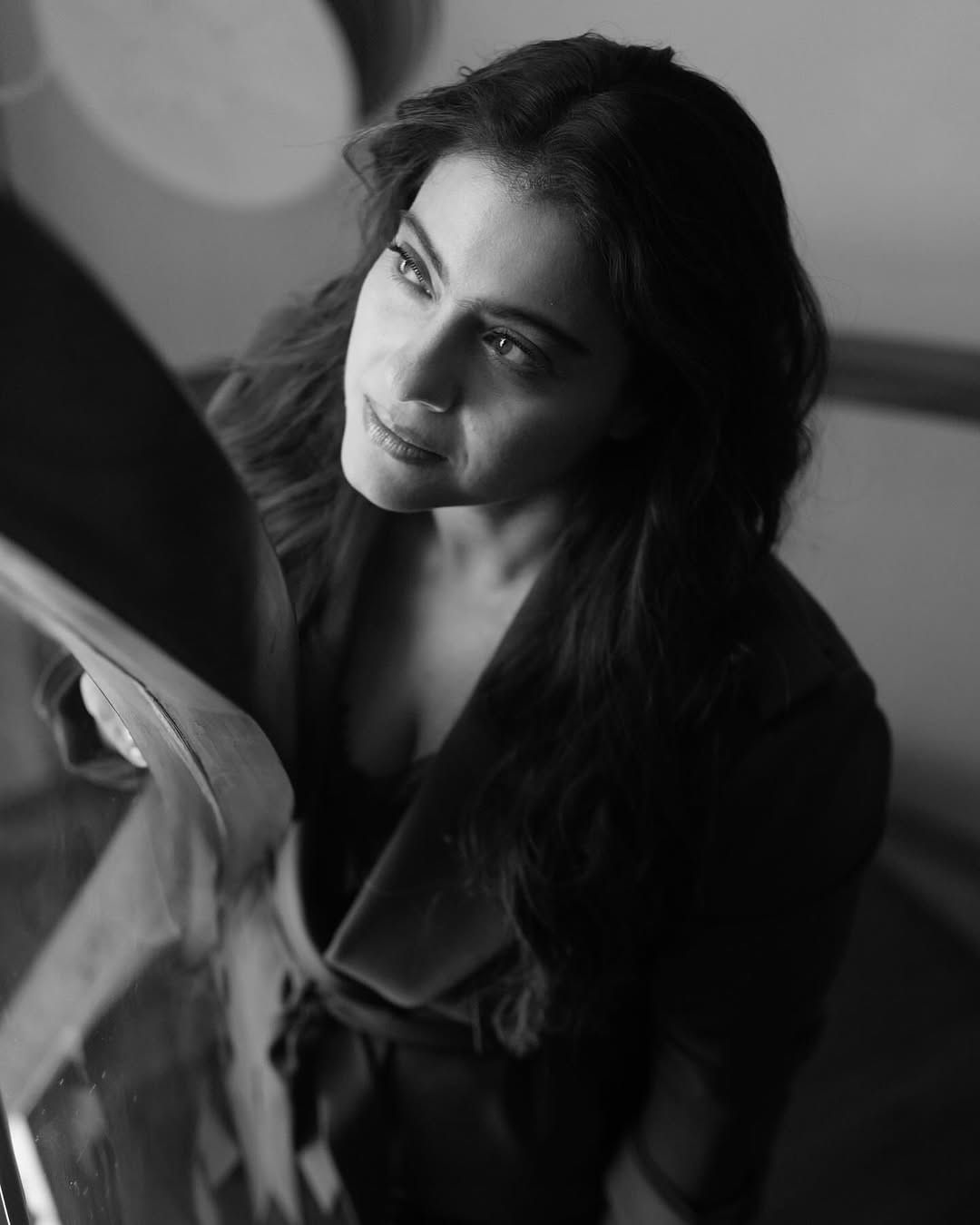 काजोल कायम सोशल मीडियावर सक्रिय असते. सोशल मीडियावर चाहत्यांच्या संपर्कात राहण्यासाठी अभिनेत्री कायम स्वतःचे फोटो आणि व्हिडीओ सोशल मीडियावर पोस्ट करत असते.